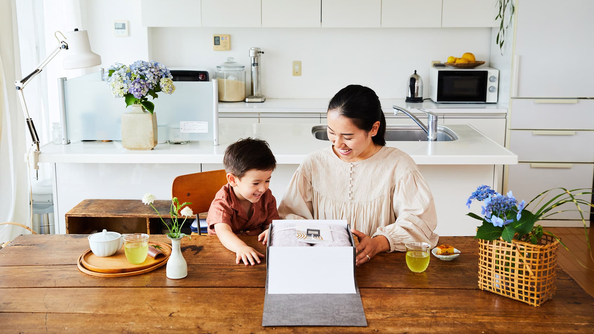 今治タオルブランドsara-laを親子で開けるシーン