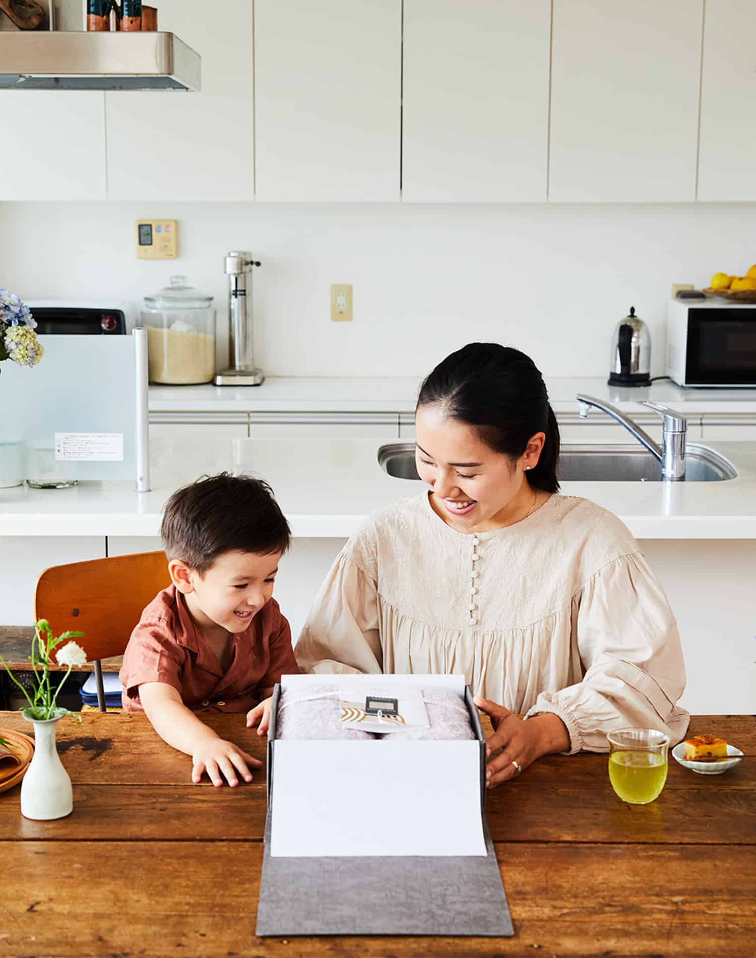 今治タオルブランドsara-laを親子で開けるシーン