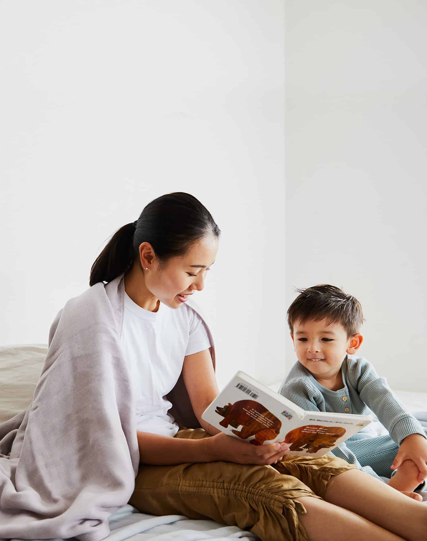 今治タオルsara-la「礼シリーズ」のタオルケットを使用する親子