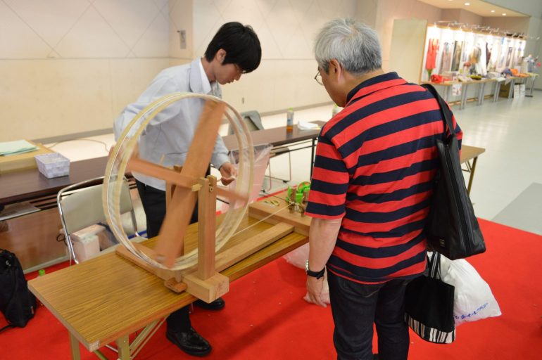 糸紡ぎ体験のようす